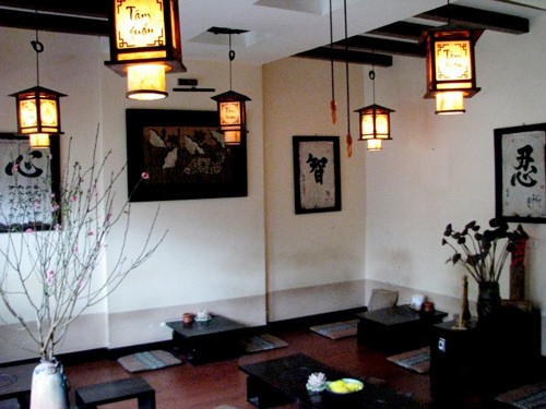 Gam màu nâm trầm rất thích hợp với thời tiết lành lạnh của miền Bắc Cuối thu đi thưởng trà ở Tâm trà quán