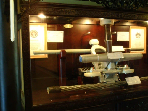 Nhà chờ để mọi người có thể lên cáp treo lên đến đỉnh cao nhất của Bà Nà Tượng Phật ngồi thiền uy nghi trên đỉnh núi Hoa cẩm tú cầu trên đỉnh Bà Nà Trên đường từ cáp treo lên đỉnh, nhìn ra ngoài ta thấy được những thác nước Con đường ngoằn ngoèo trong sương mù khiến cho khung cảnh thêm phần mờ ảo Bảng ghi độ cao của đỉnh Nơi lưu giữ bằng chứng nhận hai kỷ lục Guinness và một đoạn dây cáp treo