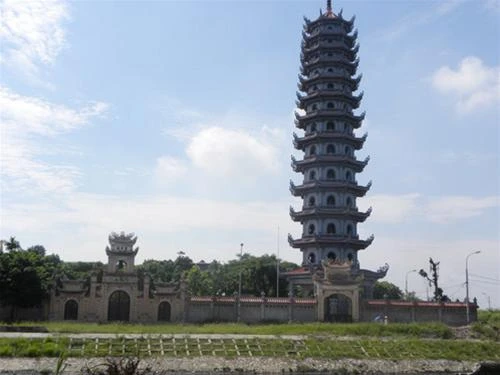 Trông từ xa ta đã thấy bảo tháp oai nghiêm vút lên trời xanh