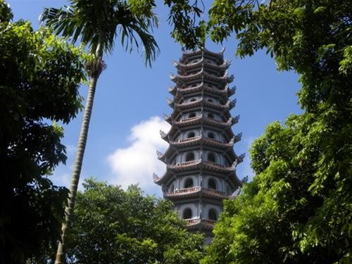 Vẻ đẹp bảo tháp giữa màu xanh cây lá và sắc mây trời Vẻ đẹp bảo tháp giữa màu xanh cây lá và sắc mây trời