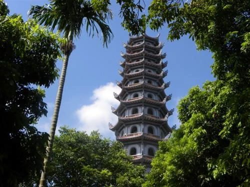 Vẻ đẹp bảo tháp giữa màu xanh cây lá và sắc mây trời