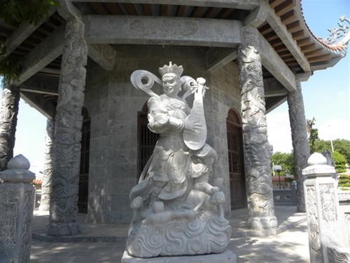 Tượng Thiên Vương bằng đá dưới chân bảo tháp Tượng Thiên Vương bằng đá dưới chân bảo tháp