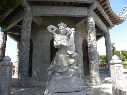 Tượng Thiên Vương bằng đá dưới chân bảo tháp