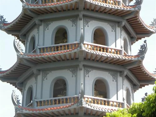 Mỗi tầng tháp đều có tám pho tượng Đức Phật trông ra tám hướng