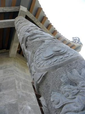 Mỗi chiếc cột bằng đá xanh này đều có đường kính 1m