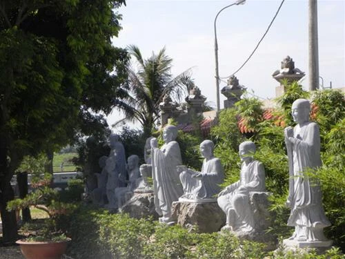 Vườn tượng 18 vị La hán bằng đá trong chùa