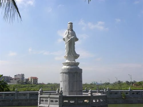 Tượng Quan Thế Âm Bồ tát trên đài sen trông ra cánh đồng