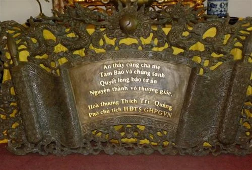 Đôi khánh đồng quý được lưu giữ trong chùa