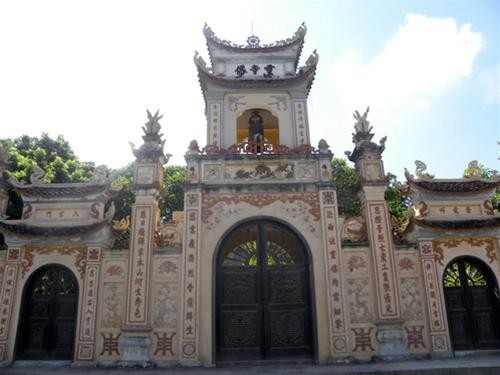 Cổng chùa Bằng A với gác chuông cổ kính Cổng chùa Bằng A với gác chuông cổ kính
