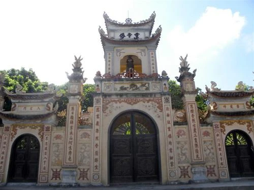 Cổng chùa Bằng A với gác chuông cổ kính