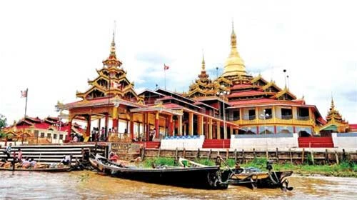 Chùa Phaung Daw Oo lộng lẫy trên hồ Inle - Ảnh: Huỳnh Thu Dung