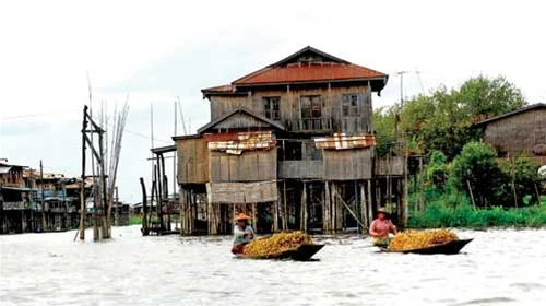 Những làng nổi ven hồ Inle - cảnh quan hiền hòa và gần gũi - Ảnh: Huỳnh Thu Dung