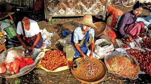 Nông sản của người dân sống bên hồ được bày bán ở chợ phiên Ywama, năm ngày họp một lần vào buổi sáng. Chợ như một bức tranh đầy màu sắc - Ảnh: Huỳnh Thu Dung