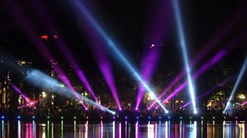 Gần một trăm chiếc đèn màu cỡ lớn được đặt quanh hồ Gươm đã tạo nên bữa tiệc ánh sáng hoành tráng - Ảnh: Thuận Thắng