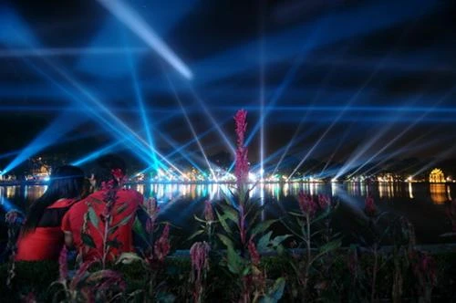 Gần một trăm chiếc đèn màu cỡ lớn được đặt quanh hồ Gươm đã tạo nên bữa tiệc ánh sáng hoành tráng - Ảnh: Thuận Thắng