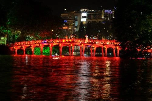 Cầu Thê Húc cũng rực sáng - Ảnh: Thuận Thắng