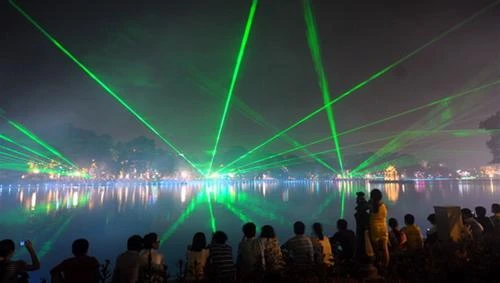 Những làn ánh sáng chuyển mầu liên tục kiến hồ Gươm biến ảo, lung linh hơn bao giờ hết - Ảnh: Thuận Thắng