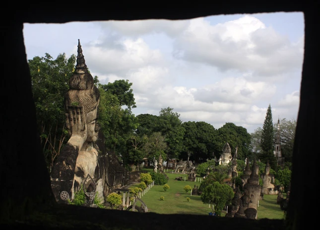 Sau khi lên hết bậc thang cao nhất của "quả bí", bạn sẽ tiếp cận với khoảng không rộng lớn. Từ trên đó, bạn cũng có thể nhìn toàn cảnh vườn Phật. Trên đường leo lên đỉnh cao nhất, có nhiều ô cửa sổ nhỏ nhìn ra ngoài.