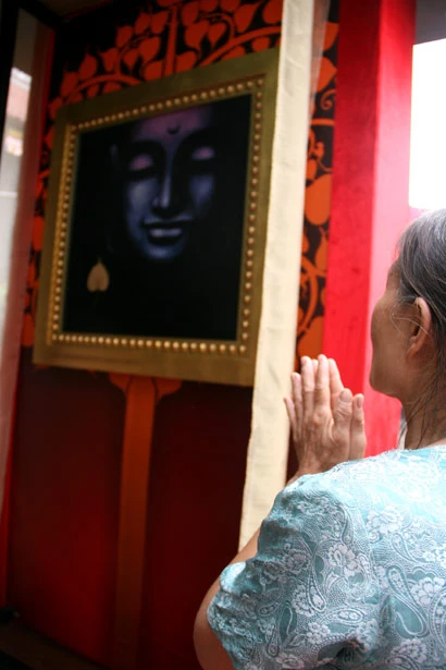 Người dân thành kính trước tác phẩm nghệ thuật ý nghĩa. Ảnh: TM.