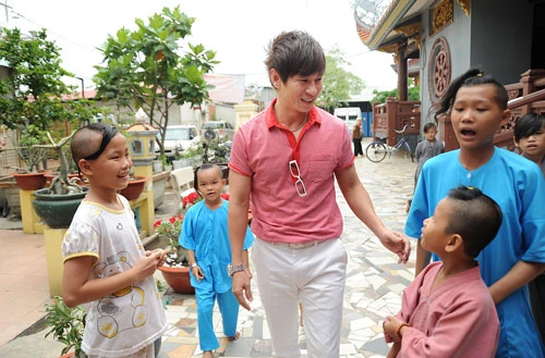 Sao Vpop thăm trẻ mồ côi ở chùa