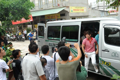 Sao Vpop thăm trẻ mồ côi ở chùa