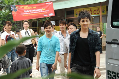 Sao Vpop thăm trẻ mồ côi ở chùa