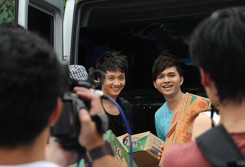 Sao Vpop thăm trẻ mồ côi ở chùa