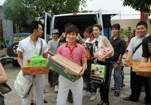 Sao Vpop thăm trẻ mồ côi ở chùa