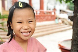 Các cháu thiếu nhi ở đây rất lạ lẫm với sự hiện diện của các cô chú ca sĩ Sao Vpop thăm trẻ mồ côi ở chùa