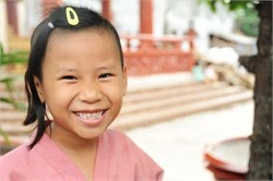 Sao Vpop thăm trẻ mồ côi ở chùa