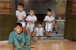 Các cháu thiếu nhi ở đây rất lạ lẫm với sự hiện diện của các cô chú ca sĩ Sao Vpop thăm trẻ mồ côi ở chùa