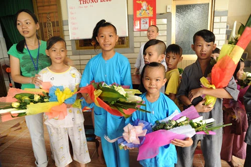 Sao Vpop thăm trẻ mồ côi ở chùa