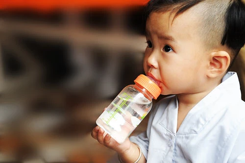 Sao Vpop thăm trẻ mồ côi ở chùa