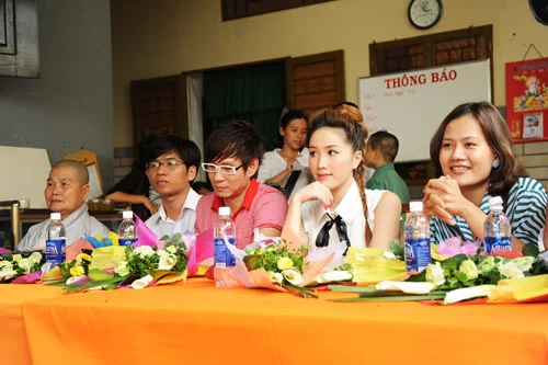 Sao Vpop thăm trẻ mồ côi ở chùa