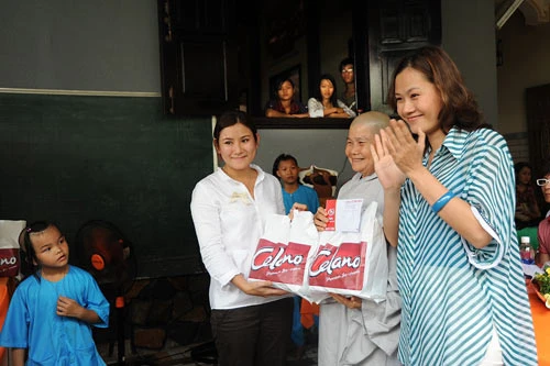 Sao Vpop thăm trẻ mồ côi ở chùa