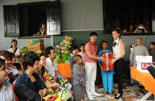 Sao Vpop thăm trẻ mồ côi ở chùa