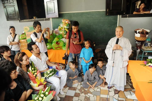 Sao Vpop thăm trẻ mồ côi ở chùa