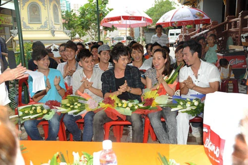 Sao Vpop thăm trẻ mồ côi ở chùa