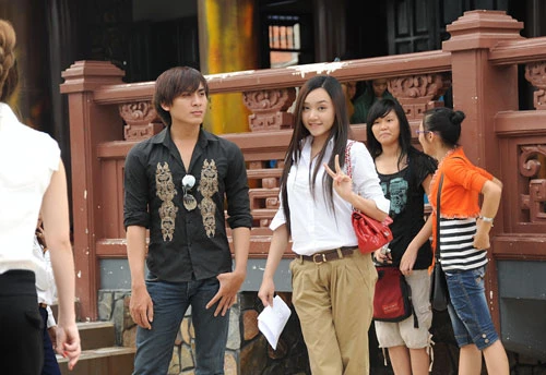 Sao Vpop thăm trẻ mồ côi ở chùa