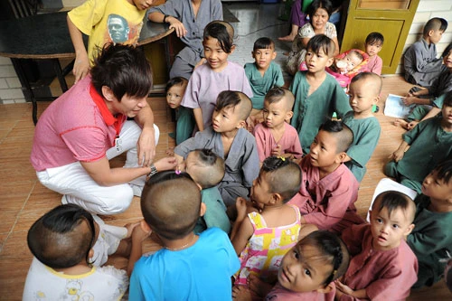 Sao Vpop thăm trẻ mồ côi ở chùa