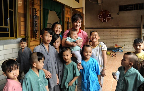 Sao Vpop thăm trẻ mồ côi ở chùa