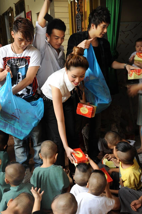Sao Vpop thăm trẻ mồ côi ở chùa