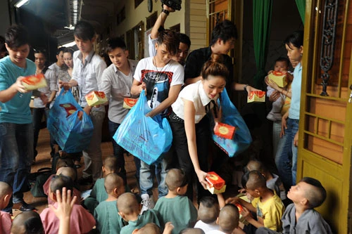 Sao Vpop thăm trẻ mồ côi ở chùa