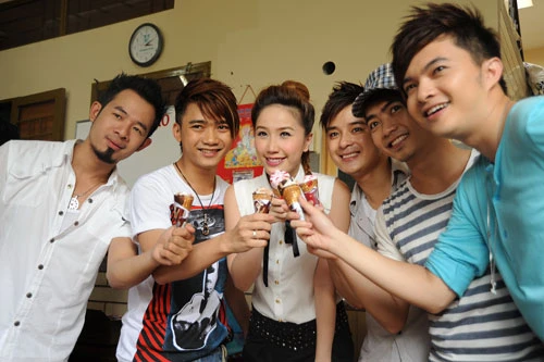 Sao Vpop thăm trẻ mồ côi ở chùa