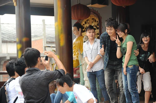 Sao Vpop thăm trẻ mồ côi ở chùa