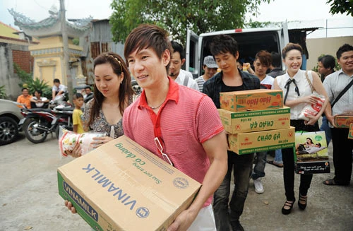 Sao Vpop thăm trẻ mồ côi ở chùa