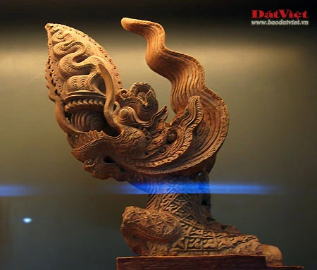 Những hiện vật này là ngói úp nóc có gắn lá đề trang trí rồng, phượng và tượng đầu rồng, đầu phượng... được dùng để gắn trên mái cung điện nhà Lý. Ở chính giữa mái cung điện là hình tượng lá đề lớn - biểu tượng của Phật giáo với đôi phượng chầu ở hai bên. Viên ngói gắn tượng đầu chim phượng này được dùng để trang trí đầu nóc mái cung điện. Theo tín ngưỡng dân gian, chim phượng một trong tứ linh (long, li, quy, phượng) và cũng là loài chim đẹp nhất trong số 360 loài chim. Đầu rồng thời Lý thống nhất ở kết cấu tạo hình: đầu nhỏ với miệng mở vờn một viên ngọc hay tinh tú đang xoay, răng nanh kéo dài xoắn với môi trên thành đường sống của chiếc mào có đường viền loăn xoăn như ngọn lửa đang bốc cao, phía trên mắt có những hoạ tiết hai đầu cuộn lại cùng chiều như số 3 ngửa và ngược chiều như hình chữ S, quanh mép có những lông măng và từ đó có một mảng kéo dài ra bốc lên lượn sóng làm bờm tóc. Hiện vật ở trên cũng là một viên ngói trang trí nóc mái. Ở hai bên của hình tượng lá đề lớn (nằm chính giữa nóc mái cung điện) là hai hàng ngói gắn lá đề lệch có trang trí rồng hoặc phượng. Tuy kích thước nhỏ nhưng những viên ngói này cũng được chạm khắc rất tỉ mỉ. Trong ảnh là ngói gắn lá đề lệch trang trí hình rồng. Còn đây là ngói gắn lá đề lệch trang trí hình chim phượng. Ngói ống lợp diềm mái gắn lá đề trang trí rồng (hoặc phượng) là loại ngói độc đáo nhất trong khu vực châu Á, mang bản sắc riêng của nghệ thuật kiến trúc cổ Việt Nam. Các di tích kinh đô cổ của các nước trong khu vực không có loại ngói ống cầu kỳ như thế này mà chỉ lợp ngói ống có đầu trang trí linh thú hay hoa sen, hoa cúc. Để thực hiện một lá đề gắn phượng (như trong ảnh), 40 nghệ nhân thời Lý phải thay phiên nhau chạm khắc trong hai ngày. Đến phiên của mình, mỗi nghệ nhân chỉ được phép thực hiện công việc trong khoảng 10 phút để đảm bảo sự tập trung cao độ nhất cho tác phẩm... Những hiện vật này là ngói úp nóc tạo hình cổ rồng. Không chỉ tượng trưng cho quyền lực hoàng gia, rồng thời Lý còn tượng trưng cho nguồn nước, nguồn sống của các cư dân trồng lúa. Những mảnh vỡ này thuộc về các hình tượng trang trí bên thành bậc cung điện, gồm bàn chân linh vật sấu thần và một đoạn thân rồng. Đầu máng nước tạo hình đầu sư tử (trên) và một mảnh ngói úp nóc gắn tượng chim uyên ương tuyệt đẹp, minh chứng khác cho trình độ thẩm mỹ rất cao của người thời Lý. Gạch vuông trang trí hoa sen (trên) và gạch vuông trang trí hoa cúc dây (dưới) là loại gạch có độ dày từ 8-15cm, dùng để lát nền cung điện. Hoa văn trang trí trên gạch cũng thế hiện ảnh hưởng sâu đậm của Phật giáo. Những viên gạch này ghi niên hiệu "Long Thụy thái bình tứ niên tạo", nghĩa là gạch được làm vào triều vua Lý thứ 3 - tức Lý Thánh Tông (1054 - 1072), niên hiệu Long Thuỵ Thái Bình thứ 4.