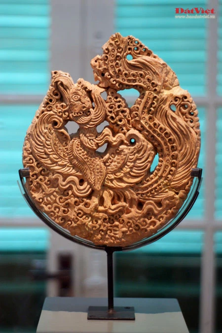 Những hiện vật này là ngói úp nóc có gắn lá đề trang trí rồng, phượng và tượng đầu rồng, đầu phượng... được dùng để gắn trên mái cung điện nhà Lý. Ở chính giữa mái cung điện là hình tượng lá đề lớn - biểu tượng của Phật giáo với đôi phượng chầu ở hai bên. Viên ngói gắn tượng đầu chim phượng này được dùng để trang trí đầu nóc mái cung điện. Theo tín ngưỡng dân gian, chim phượng một trong tứ linh (long, li, quy, phượng) và cũng là loài chim đẹp nhất trong số 360 loài chim. Đầu rồng thời Lý thống nhất ở kết cấu tạo hình: đầu nhỏ với miệng mở vờn một viên ngọc hay tinh tú đang xoay, răng nanh kéo dài xoắn với môi trên thành đường sống của chiếc mào có đường viền loăn xoăn như ngọn lửa đang bốc cao, phía trên mắt có những hoạ tiết hai đầu cuộn lại cùng chiều như số 3 ngửa và ngược chiều như hình chữ S, quanh mép có những lông măng và từ đó có một mảng kéo dài ra bốc lên lượn sóng làm bờm tóc. Hiện vật ở trên cũng là một viên ngói trang trí nóc mái. Ở hai bên của hình tượng lá đề lớn (nằm chính giữa nóc mái cung điện) là hai hàng ngói gắn lá đề lệch có trang trí rồng hoặc phượng. Tuy kích thước nhỏ nhưng những viên ngói này cũng được chạm khắc rất tỉ mỉ. Trong ảnh là ngói gắn lá đề lệch trang trí hình rồng. Còn đây là ngói gắn lá đề lệch trang trí hình chim phượng. Ngói ống lợp diềm mái gắn lá đề trang trí rồng (hoặc phượng) là loại ngói độc đáo nhất trong khu vực châu Á, mang bản sắc riêng của nghệ thuật kiến trúc cổ Việt Nam. Các di tích kinh đô cổ của các nước trong khu vực không có loại ngói ống cầu kỳ như thế này mà chỉ lợp ngói ống có đầu trang trí linh thú hay hoa sen, hoa cúc. Để thực hiện một lá đề gắn phượng (như trong ảnh), 40 nghệ nhân thời Lý phải thay phiên nhau chạm khắc trong hai ngày. Đến phiên của mình, mỗi nghệ nhân chỉ được phép thực hiện công việc trong khoảng 10 phút để đảm bảo sự tập trung cao độ nhất cho tác phẩm... Những hiện vật này là ngói úp nóc tạo hình cổ rồng. Không chỉ tượng trưng cho quyền lực hoàng gia, rồng thời Lý còn tượng trưng cho nguồn nước, nguồn sống của các cư dân trồng lúa. Những mảnh vỡ này thuộc về các hình tượng trang trí bên thành bậc cung điện, gồm bàn chân linh vật sấu thần và một đoạn thân rồng. Đầu máng nước tạo hình đầu sư tử (trên) và một mảnh ngói úp nóc gắn tượng chim uyên ương tuyệt đẹp, minh chứng khác cho trình độ thẩm mỹ rất cao của người thời Lý. Gạch vuông trang trí hoa sen (trên) và gạch vuông trang trí hoa cúc dây (dưới) là loại gạch có độ dày từ 8-15cm, dùng để lát nền cung điện. Hoa văn trang trí trên gạch cũng thế hiện ảnh hưởng sâu đậm của Phật giáo. Những viên gạch này ghi niên hiệu "Long Thụy thái bình tứ niên tạo", nghĩa là gạch được làm vào triều vua Lý thứ 3 - tức Lý Thánh Tông (1054 - 1072), niên hiệu Long Thuỵ Thái Bình thứ 4.