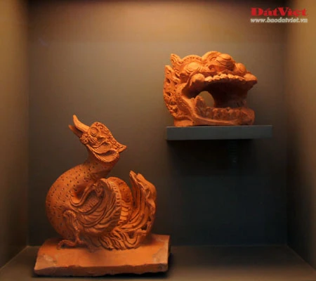 Những hiện vật này là ngói úp nóc có gắn lá đề trang trí rồng, phượng và tượng đầu rồng, đầu phượng... được dùng để gắn trên mái cung điện nhà Lý. Ở chính giữa mái cung điện là hình tượng lá đề lớn - biểu tượng của Phật giáo với đôi phượng chầu ở hai bên. Viên ngói gắn tượng đầu chim phượng này được dùng để trang trí đầu nóc mái cung điện. Theo tín ngưỡng dân gian, chim phượng một trong tứ linh (long, li, quy, phượng) và cũng là loài chim đẹp nhất trong số 360 loài chim. Đầu rồng thời Lý thống nhất ở kết cấu tạo hình: đầu nhỏ với miệng mở vờn một viên ngọc hay tinh tú đang xoay, răng nanh kéo dài xoắn với môi trên thành đường sống của chiếc mào có đường viền loăn xoăn như ngọn lửa đang bốc cao, phía trên mắt có những hoạ tiết hai đầu cuộn lại cùng chiều như số 3 ngửa và ngược chiều như hình chữ S, quanh mép có những lông măng và từ đó có một mảng kéo dài ra bốc lên lượn sóng làm bờm tóc. Hiện vật ở trên cũng là một viên ngói trang trí nóc mái. Ở hai bên của hình tượng lá đề lớn (nằm chính giữa nóc mái cung điện) là hai hàng ngói gắn lá đề lệch có trang trí rồng hoặc phượng. Tuy kích thước nhỏ nhưng những viên ngói này cũng được chạm khắc rất tỉ mỉ. Trong ảnh là ngói gắn lá đề lệch trang trí hình rồng. Còn đây là ngói gắn lá đề lệch trang trí hình chim phượng. Ngói ống lợp diềm mái gắn lá đề trang trí rồng (hoặc phượng) là loại ngói độc đáo nhất trong khu vực châu Á, mang bản sắc riêng của nghệ thuật kiến trúc cổ Việt Nam. Các di tích kinh đô cổ của các nước trong khu vực không có loại ngói ống cầu kỳ như thế này mà chỉ lợp ngói ống có đầu trang trí linh thú hay hoa sen, hoa cúc. Để thực hiện một lá đề gắn phượng (như trong ảnh), 40 nghệ nhân thời Lý phải thay phiên nhau chạm khắc trong hai ngày. Đến phiên của mình, mỗi nghệ nhân chỉ được phép thực hiện công việc trong khoảng 10 phút để đảm bảo sự tập trung cao độ nhất cho tác phẩm... Những hiện vật này là ngói úp nóc tạo hình cổ rồng. Không chỉ tượng trưng cho quyền lực hoàng gia, rồng thời Lý còn tượng trưng cho nguồn nước, nguồn sống của các cư dân trồng lúa. Những mảnh vỡ này thuộc về các hình tượng trang trí bên thành bậc cung điện, gồm bàn chân linh vật sấu thần và một đoạn thân rồng. Đầu máng nước tạo hình đầu sư tử (trên) và một mảnh ngói úp nóc gắn tượng chim uyên ương tuyệt đẹp, minh chứng khác cho trình độ thẩm mỹ rất cao của người thời Lý. Gạch vuông trang trí hoa sen (trên) và gạch vuông trang trí hoa cúc dây (dưới) là loại gạch có độ dày từ 8-15cm, dùng để lát nền cung điện. Hoa văn trang trí trên gạch cũng thế hiện ảnh hưởng sâu đậm của Phật giáo. Những viên gạch này ghi niên hiệu "Long Thụy thái bình tứ niên tạo", nghĩa là gạch được làm vào triều vua Lý thứ 3 - tức Lý Thánh Tông (1054 - 1072), niên hiệu Long Thuỵ Thái Bình thứ 4.