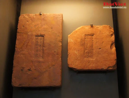 Những hiện vật này là ngói úp nóc có gắn lá đề trang trí rồng, phượng và tượng đầu rồng, đầu phượng... được dùng để gắn trên mái cung điện nhà Lý. Ở chính giữa mái cung điện là hình tượng lá đề lớn - biểu tượng của Phật giáo với đôi phượng chầu ở hai bên. Viên ngói gắn tượng đầu chim phượng này được dùng để trang trí đầu nóc mái cung điện. Theo tín ngưỡng dân gian, chim phượng một trong tứ linh (long, li, quy, phượng) và cũng là loài chim đẹp nhất trong số 360 loài chim. Đầu rồng thời Lý thống nhất ở kết cấu tạo hình: đầu nhỏ với miệng mở vờn một viên ngọc hay tinh tú đang xoay, răng nanh kéo dài xoắn với môi trên thành đường sống của chiếc mào có đường viền loăn xoăn như ngọn lửa đang bốc cao, phía trên mắt có những hoạ tiết hai đầu cuộn lại cùng chiều như số 3 ngửa và ngược chiều như hình chữ S, quanh mép có những lông măng và từ đó có một mảng kéo dài ra bốc lên lượn sóng làm bờm tóc. Hiện vật ở trên cũng là một viên ngói trang trí nóc mái. Ở hai bên của hình tượng lá đề lớn (nằm chính giữa nóc mái cung điện) là hai hàng ngói gắn lá đề lệch có trang trí rồng hoặc phượng. Tuy kích thước nhỏ nhưng những viên ngói này cũng được chạm khắc rất tỉ mỉ. Trong ảnh là ngói gắn lá đề lệch trang trí hình rồng. Còn đây là ngói gắn lá đề lệch trang trí hình chim phượng. Ngói ống lợp diềm mái gắn lá đề trang trí rồng (hoặc phượng) là loại ngói độc đáo nhất trong khu vực châu Á, mang bản sắc riêng của nghệ thuật kiến trúc cổ Việt Nam. Các di tích kinh đô cổ của các nước trong khu vực không có loại ngói ống cầu kỳ như thế này mà chỉ lợp ngói ống có đầu trang trí linh thú hay hoa sen, hoa cúc. Để thực hiện một lá đề gắn phượng (như trong ảnh), 40 nghệ nhân thời Lý phải thay phiên nhau chạm khắc trong hai ngày. Đến phiên của mình, mỗi nghệ nhân chỉ được phép thực hiện công việc trong khoảng 10 phút để đảm bảo sự tập trung cao độ nhất cho tác phẩm... Những hiện vật này là ngói úp nóc tạo hình cổ rồng. Không chỉ tượng trưng cho quyền lực hoàng gia, rồng thời Lý còn tượng trưng cho nguồn nước, nguồn sống của các cư dân trồng lúa. Những mảnh vỡ này thuộc về các hình tượng trang trí bên thành bậc cung điện, gồm bàn chân linh vật sấu thần và một đoạn thân rồng. Đầu máng nước tạo hình đầu sư tử (trên) và một mảnh ngói úp nóc gắn tượng chim uyên ương tuyệt đẹp, minh chứng khác cho trình độ thẩm mỹ rất cao của người thời Lý. Gạch vuông trang trí hoa sen (trên) và gạch vuông trang trí hoa cúc dây (dưới) là loại gạch có độ dày từ 8-15cm, dùng để lát nền cung điện. Hoa văn trang trí trên gạch cũng thế hiện ảnh hưởng sâu đậm của Phật giáo. Những viên gạch này ghi niên hiệu "Long Thụy thái bình tứ niên tạo", nghĩa là gạch được làm vào triều vua Lý thứ 3 - tức Lý Thánh Tông (1054 - 1072), niên hiệu Long Thuỵ Thái Bình thứ 4.